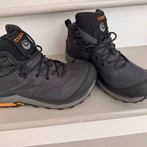 Men's Hiking Boots Topo nwt
